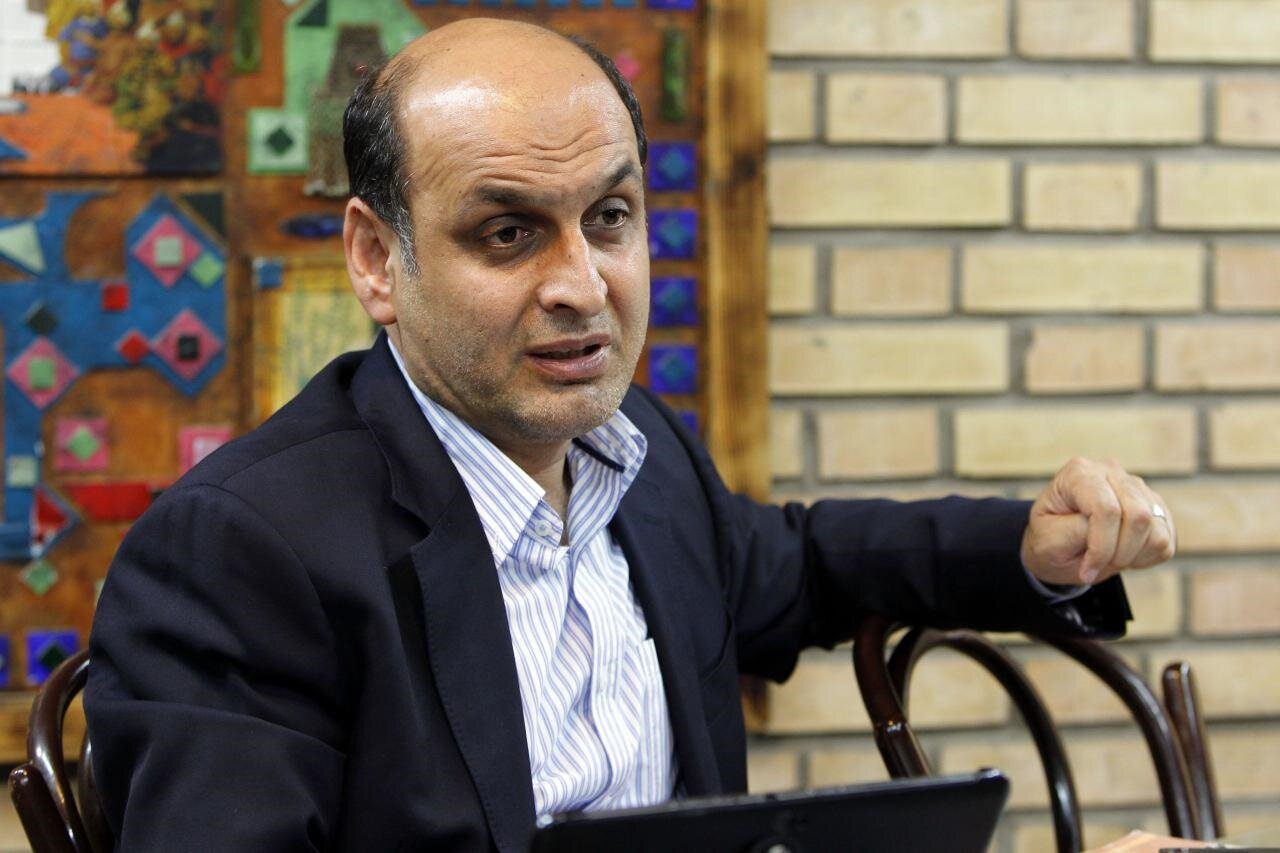 دلار ۲۳ هزار تومان ارزان شد؛ چرا کالاها گران ماندند؟/ حق‌شناس: انتظار بروز تورم منفی در ایران غیرمنطقی است
