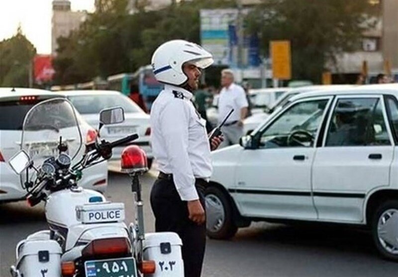 بدلکاری خطرناک یک زن روی سقف خودرو/ خودروی متخلف توقیف شد